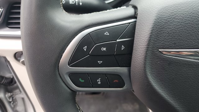 Used 2024 Chrysler Pacifica Touring-L FWD image 10