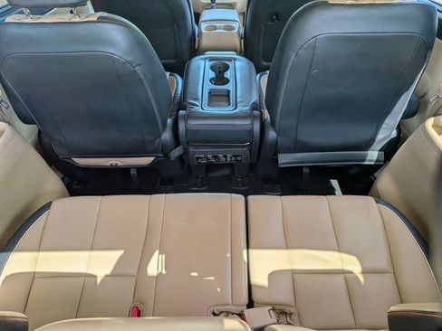 Used 2017 Kia Sedona LX w/ LX Essentials Premium Package FWD image 38