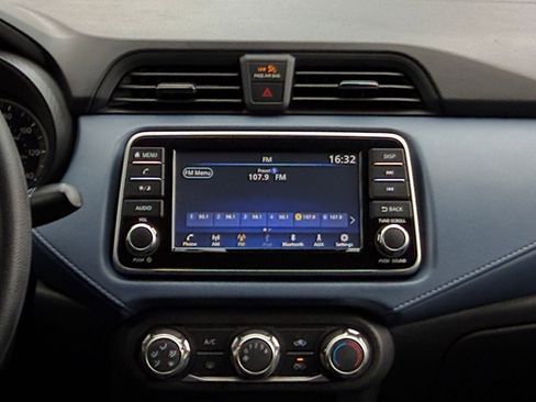Used 2025 Nissan Versa SV FWD image 17