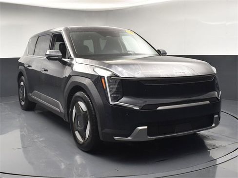 Certified 2026 Kia EV9 Light image 2