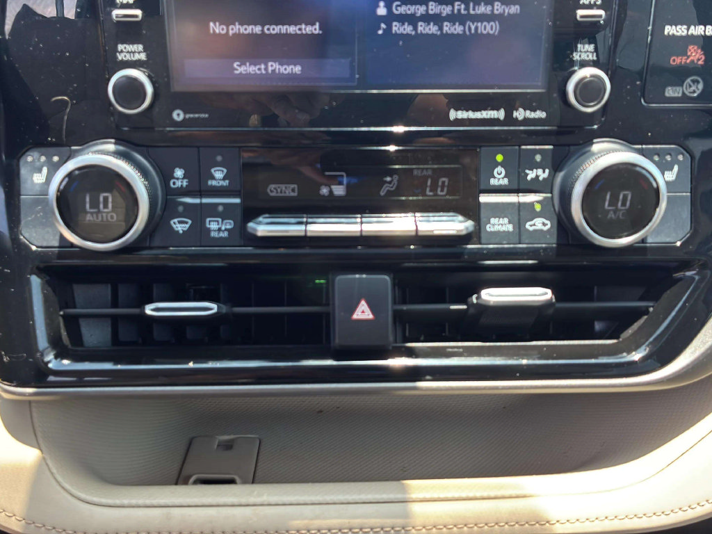 Used 2022 Toyota Highlander XLE FWD image 13