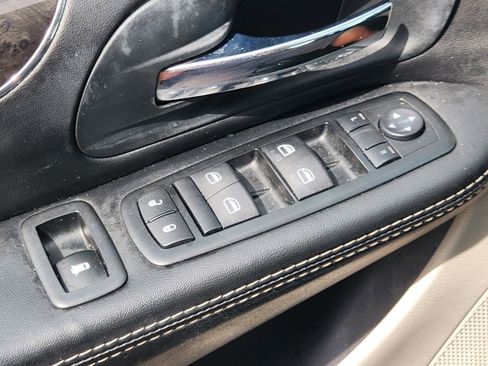 Used 2014 Chrysler Town & Country Touring FWD image 23