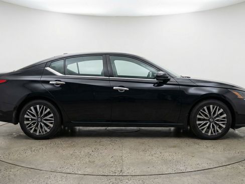 Used 2025 Nissan Altima 2.5 SV image 11