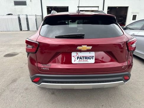 Used 2025 Chevrolet Trax LT w/ LT Convenience Package FWD image 5