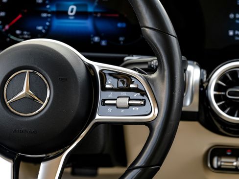 Used 2023 Mercedes-Benz EQB 300 4MATIC image 17