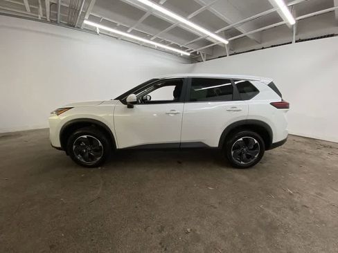 Used 2024 Nissan Rogue SV image 3