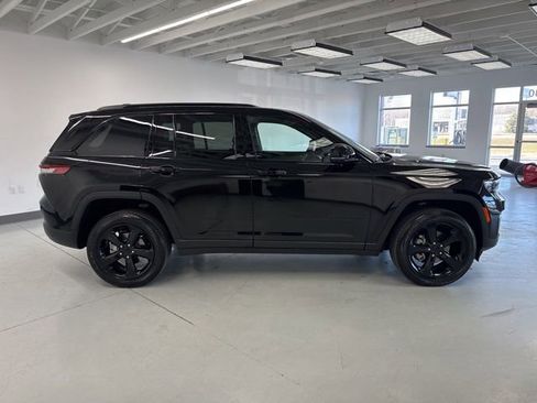 Used 2023 Jeep Grand Cherokee Altitude image 14