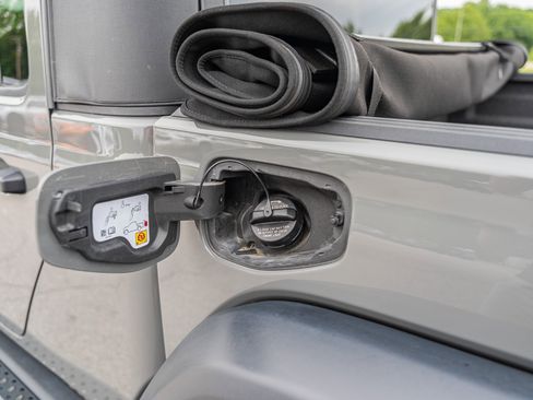 Used 2021 Jeep Gladiator Rubicon w/ Safety Group image 19