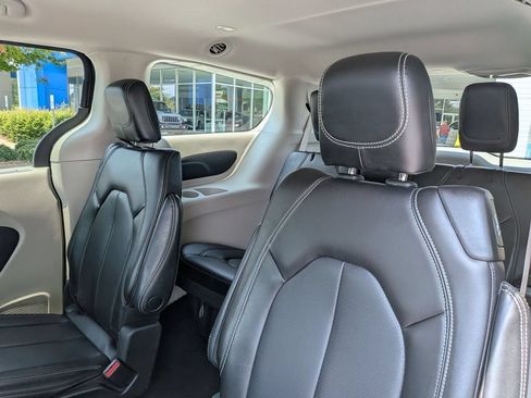 Used 2023 Chrysler Pacifica Touring-L FWD image 28