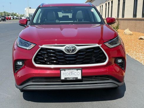 Used 2021 Toyota Highlander XLE AWD/4WD image 11