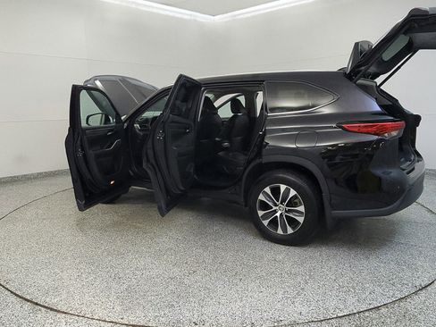 Used 2022 Toyota Highlander XLE AWD/4WD image 10