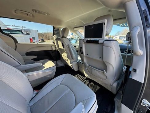 Used 2018 Chrysler Pacifica Limited w/ Advanced Safetytec Group image 25