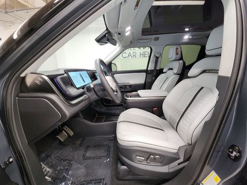 Used 2023 Rivian R1T Adventure image 6