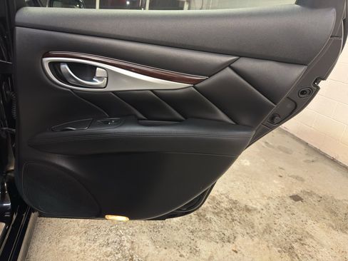 Used 2015 INFINITI Q70 3.7 image 25