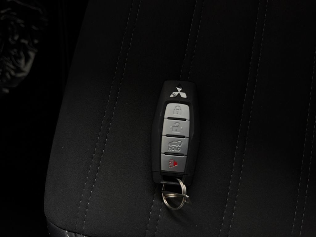 Used 2023 Mitsubishi Outlander SE FWD image 33