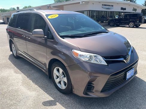 Used 2018 Toyota Sienna LE image 3