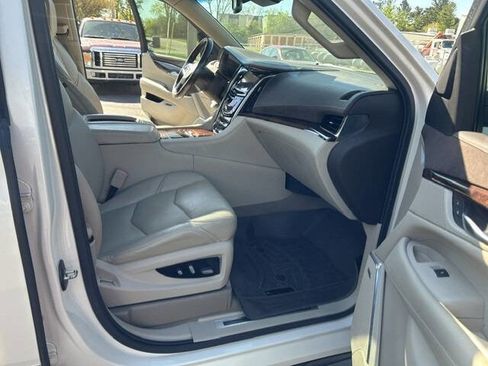 Used 2015 Cadillac Escalade Luxury AWD/4WD image 25