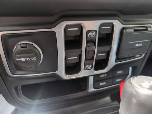 Used 2021 Jeep Wrangler Unlimited Sahara AWD/4WD image 34