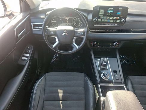 Used 2024 Mitsubishi Outlander SE image 14