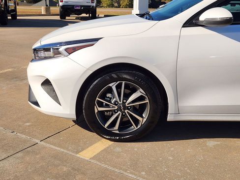 Used 2023 Kia Forte LXS w/ LXS Technology Package image 9