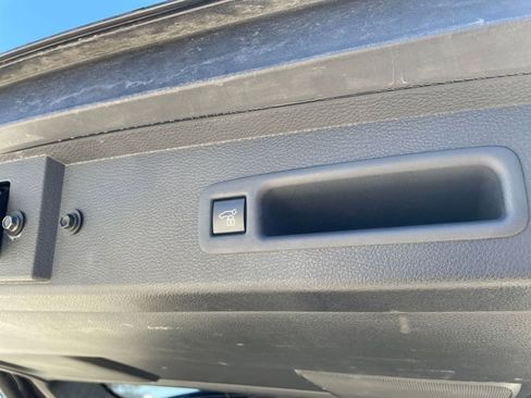 Used 2025 Toyota Sienna XLE image 23