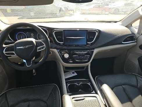 Used 2023 Chrysler Pacifica Limited FWD image 8