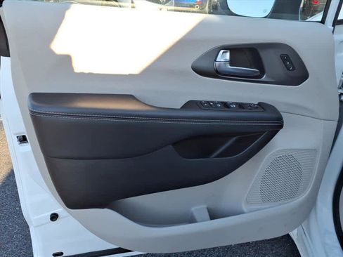 Used 2023 Chrysler Pacifica Touring-L image 13