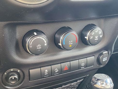 Used 2016 Jeep Wrangler Unlimited Sahara w/ Connectivity Group image 19