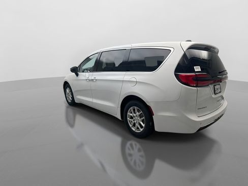 Used 2023 Chrysler Pacifica Touring-L FWD image 3