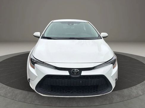 Used 2021 Toyota Corolla LE image 2