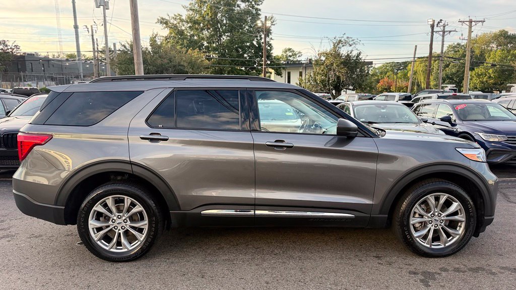 Used 2023 Ford Explorer XLT w/ Equipment Group 202A AWD/4WD image 9