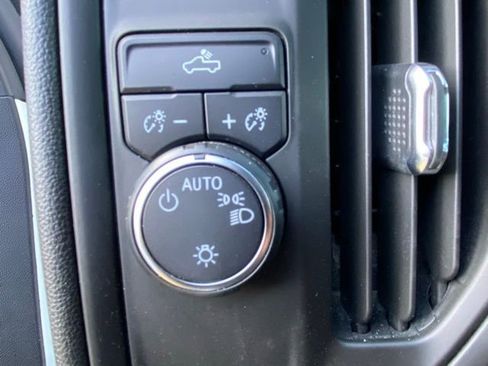 Used 2022 Chevrolet Silverado 1500 Custom image 15
