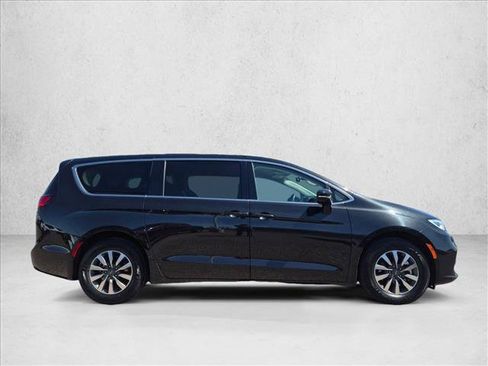 Used 2024 Chrysler Pacifica Limited FWD image 4