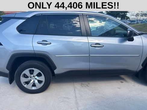 Used 2022 Toyota RAV4 LE AWD/4WD image 2