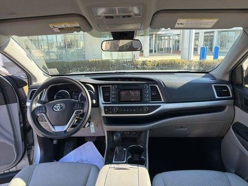 Used 2019 Toyota Highlander LE image 39