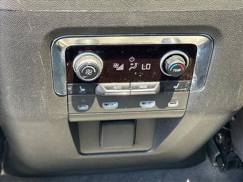 Used 2022 Chevrolet Tahoe Z71 w/ Luxury Package AWD/4WD image 12