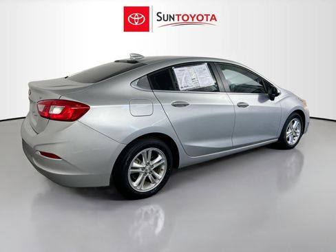 Used 2017 Chevrolet Cruze LT image 4