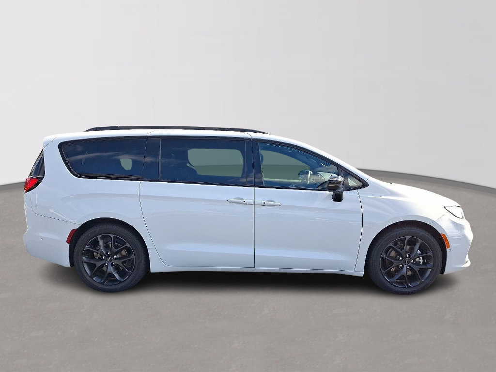 Used 2023 Chrysler Pacifica Limited w/ S Appearance Package FWD image 7