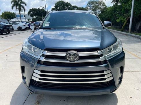 Used 2018 Toyota Highlander XLE FWD image 2
