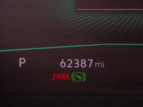 Used 2022 Volkswagen Tiguan SE R-Line image 16