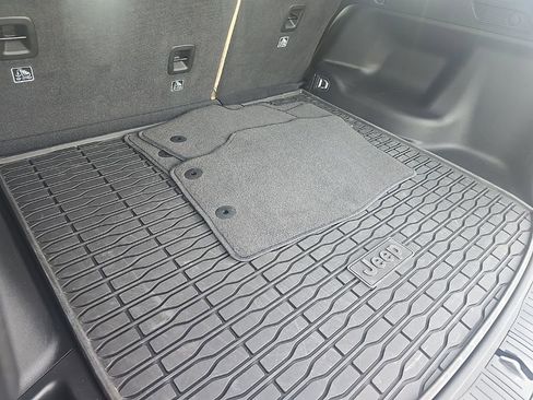 Used 2024 Jeep Grand Cherokee Limited w/ Luxury Tech Group II image 10