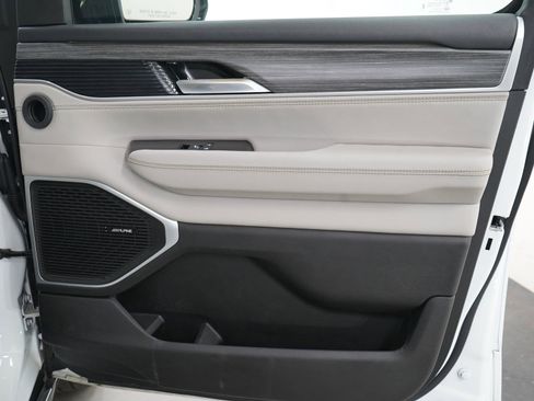 Used 2024 Jeep Wagoneer L Series II w/ Flexible Seating Group AWD/4WD image 14