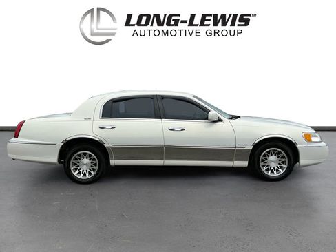 Used 2002 Lincoln Town Car Signature RWD image 8