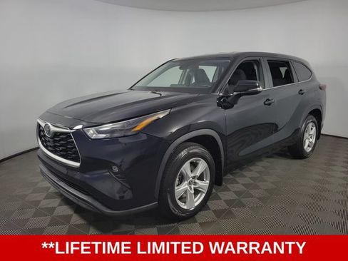 Used 2024 Toyota Highlander LE AWD/4WD image 3
