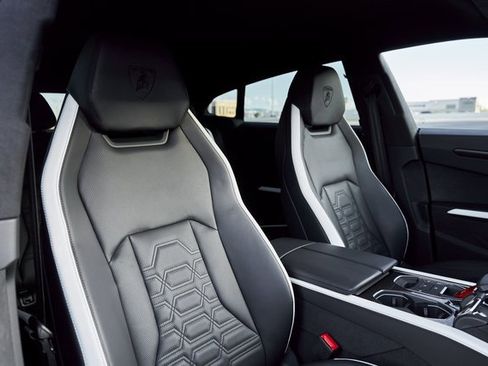 Used 2025 Lamborghini Urus SE image 43