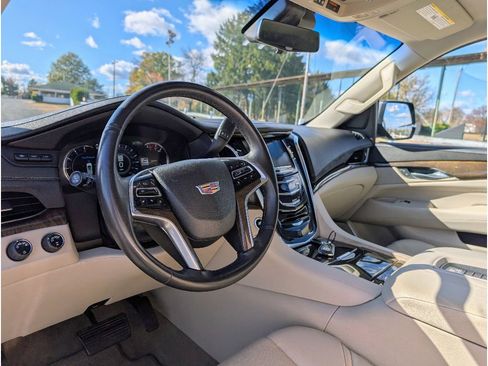 Used 2018 Cadillac Escalade Luxury image 20