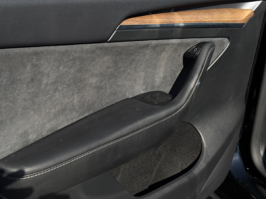 Used 2024 Tesla Model Y Long Range AWD/4WD image 18