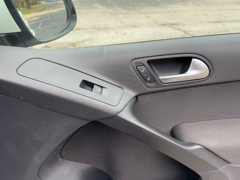 Used 2012 Volkswagen Tiguan S image 29