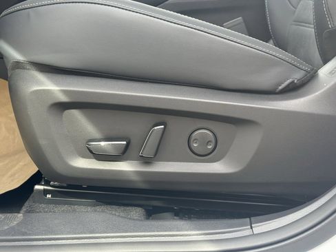 Used 2025 Mitsubishi Outlander SE image 12