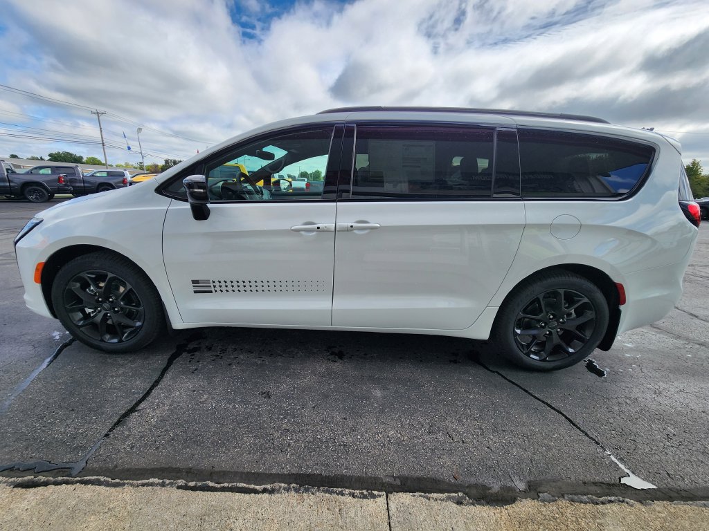 New 2027 Chrysler Pacifica Select FWD image 6